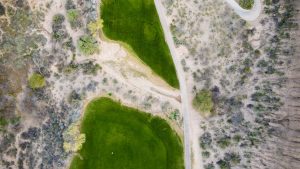 Vue aerienne d un parcours de golf verdoyant