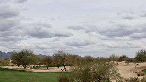 Parcours de golf au lever du jour sous un ciel nuageux