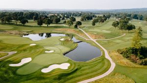 Vue aerienne d un parcours de golf verdoyant