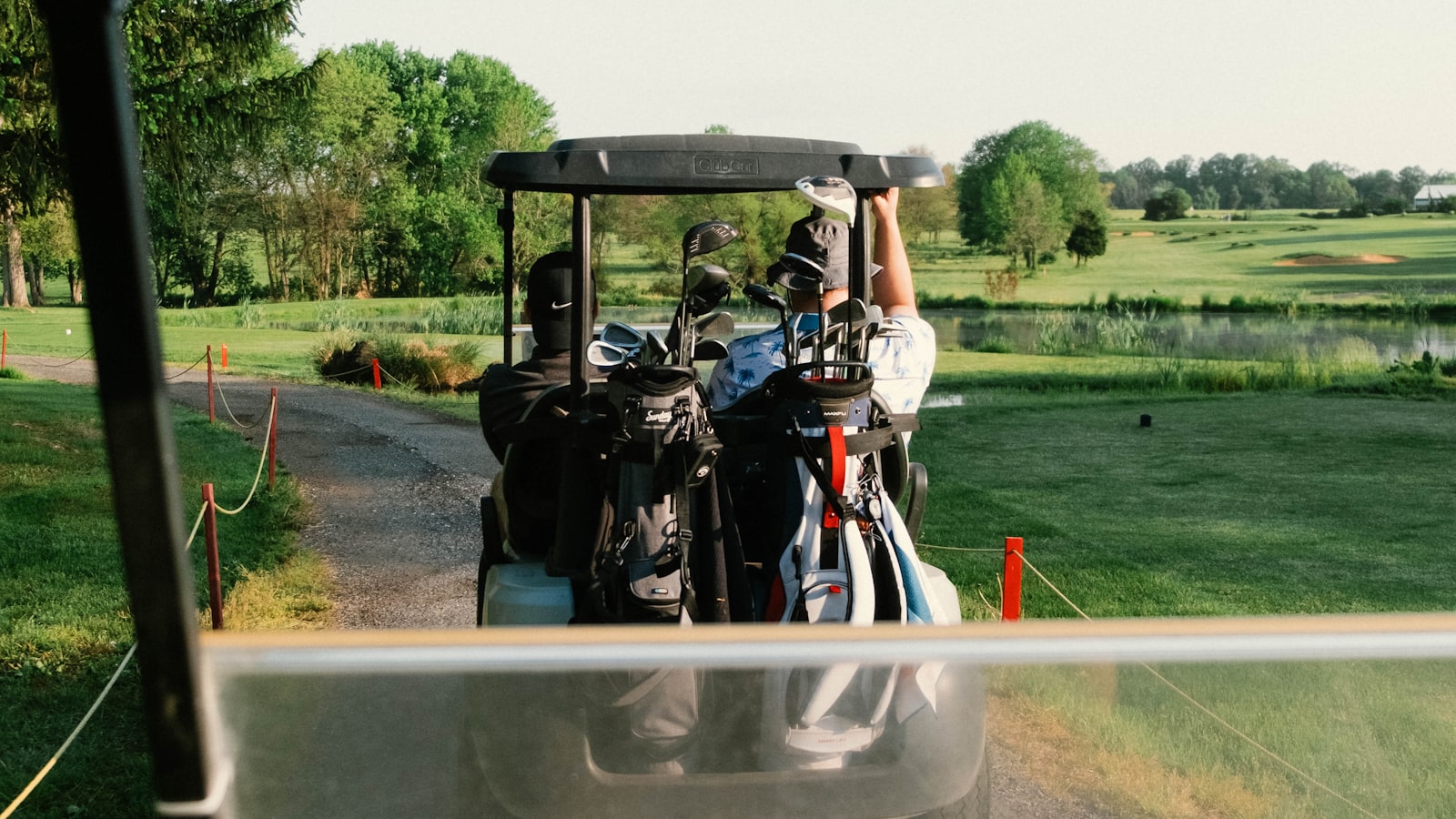Voiturette de golf sur un fairway ensoleillé