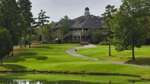Club house élégant et étang sur un parcours de golf