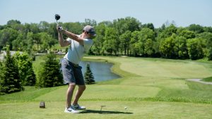 Golfeur en plein swing sur un links, ciel dégagé