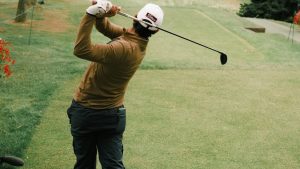 Golfeur en plein swing sur un parcours de golf