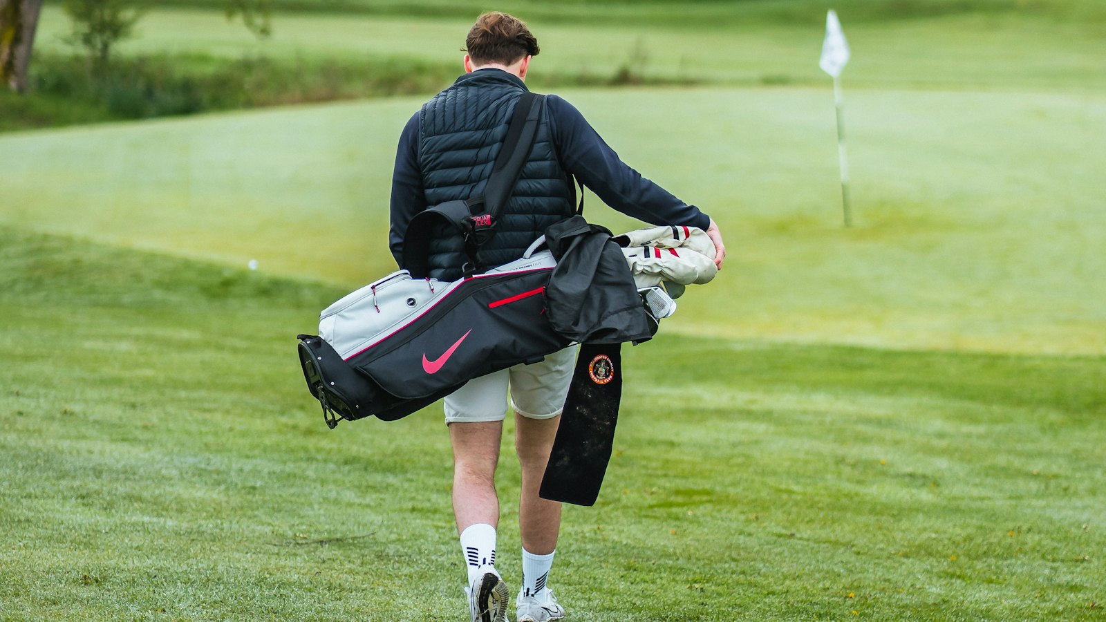 Golfeur marchant sur un fairway verdoyant