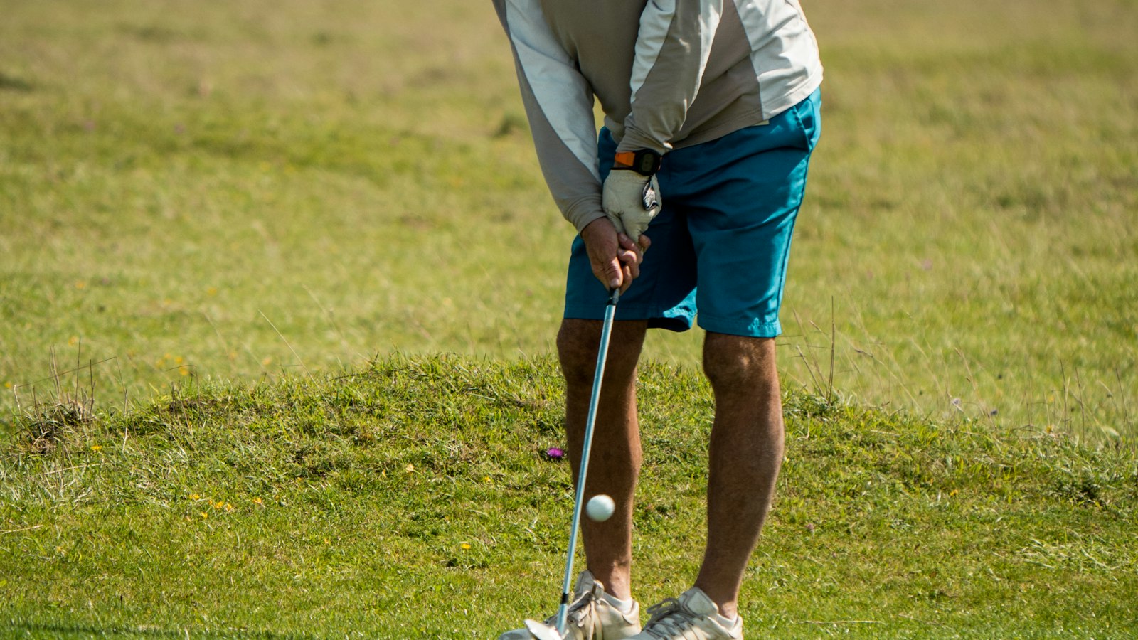 Golfeur concentré sur un putt au green